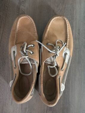 Woman’s Tan sperry boat shoes size 8.5